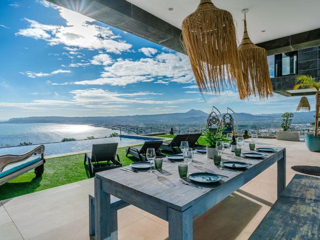 Buiten eten met uitzicht over de baai van Jávea